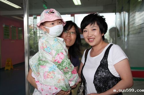 总商会理事廖晶六一送温暖