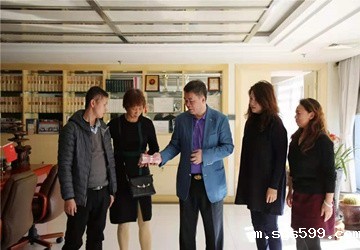 总商会执行会长、北京京华公益事业基金会理事长郑武对重症患者进行爱心捐助