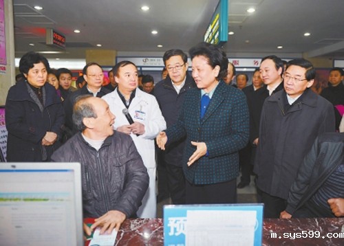 刘延东考察福建时与总商会代表座谈医疗改革工作