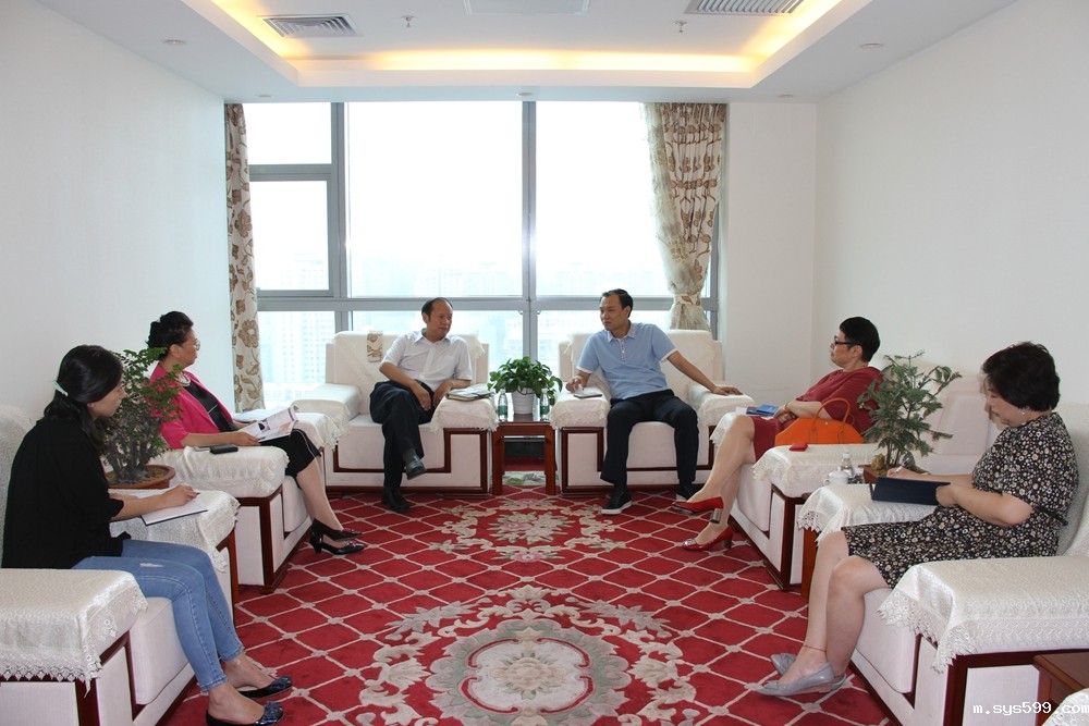 常务副会长林玉周、副会长陈宗英共同来到总商会值班