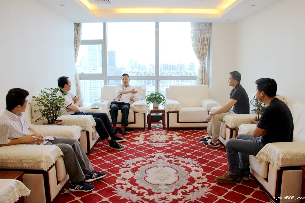 常务副会长叶华贵、刘浩共同来到总商会值班