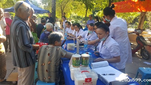 北京京华公益事业基金会联合东方博大医院等爱心机构走进松榆里公园开展义诊活动